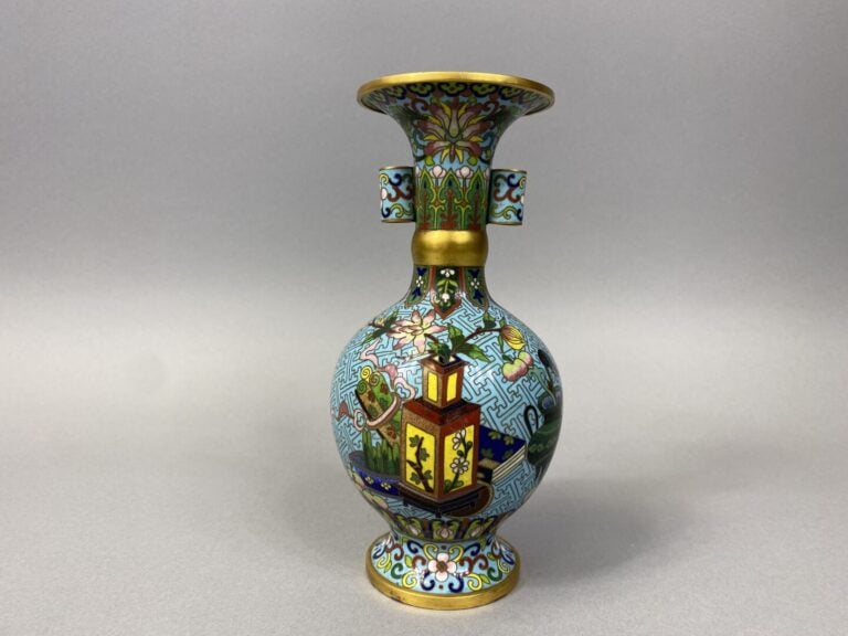 Chine - Vase balustre en émaux cloisonnés à décor des Cent Antiquités sur fond…