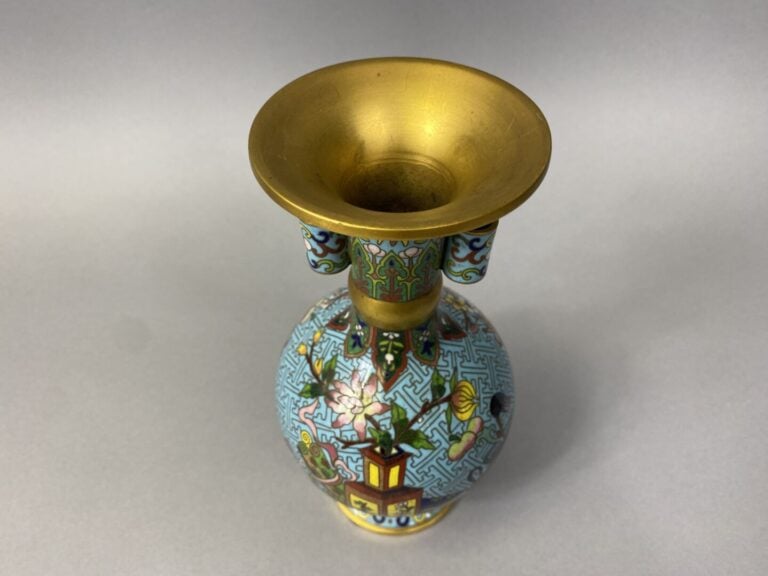 Chine - Vase balustre en émaux cloisonnés à décor des Cent Antiquités sur fond…