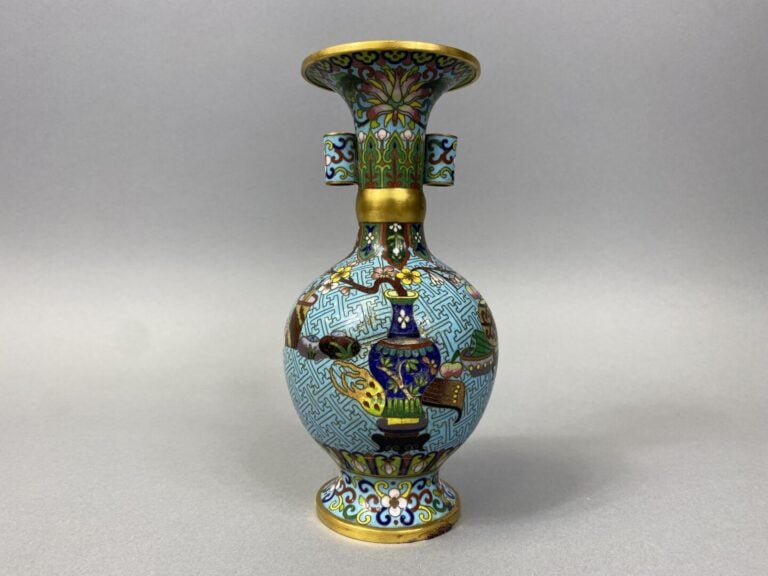 Chine - Vase balustre en émaux cloisonnés à décor des Cent Antiquités sur fond…