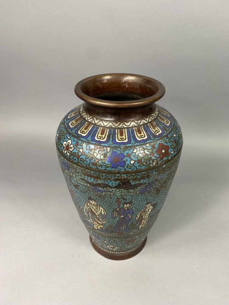 Chine - Vase balustre en émaux cloisonnés polychromes à décor de personnages da…