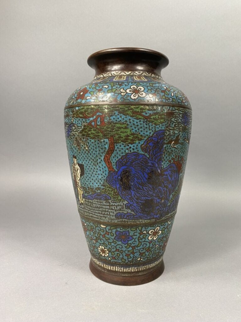 Chine - Vase balustre en émaux cloisonnés polychromes à décor de personnages da…