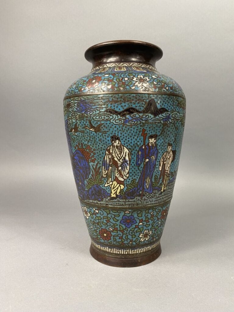 Chine - Vase balustre en émaux cloisonnés polychromes à décor de personnages da…