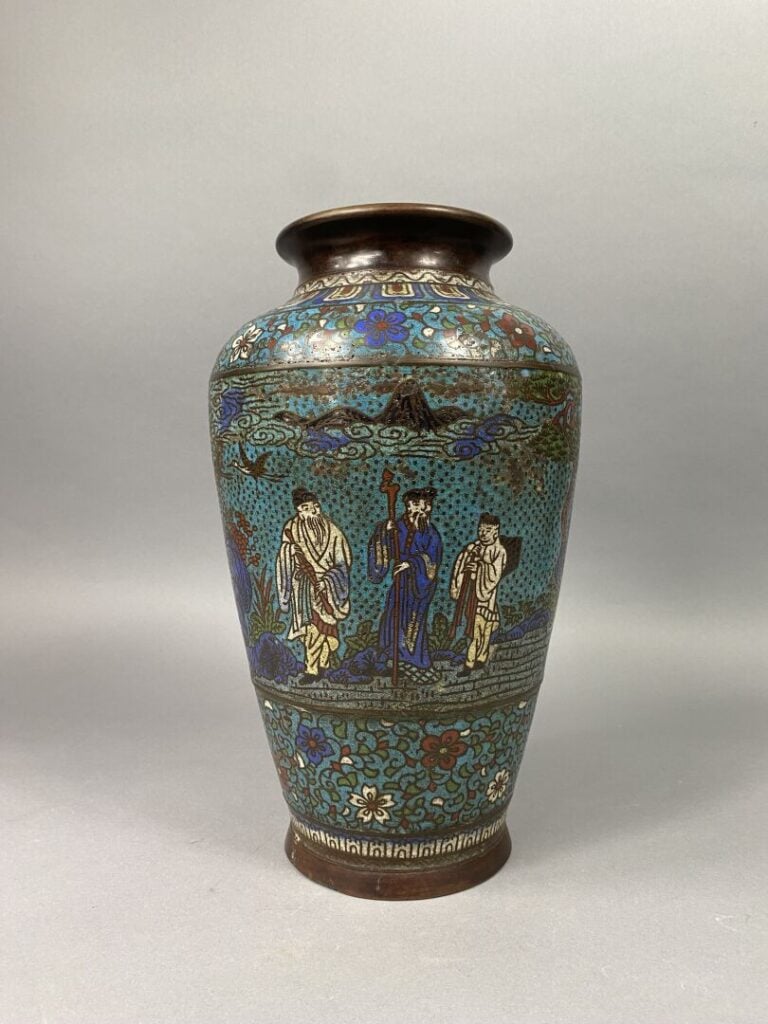 Chine - Vase balustre en émaux cloisonnés polychromes à décor de personnages da…