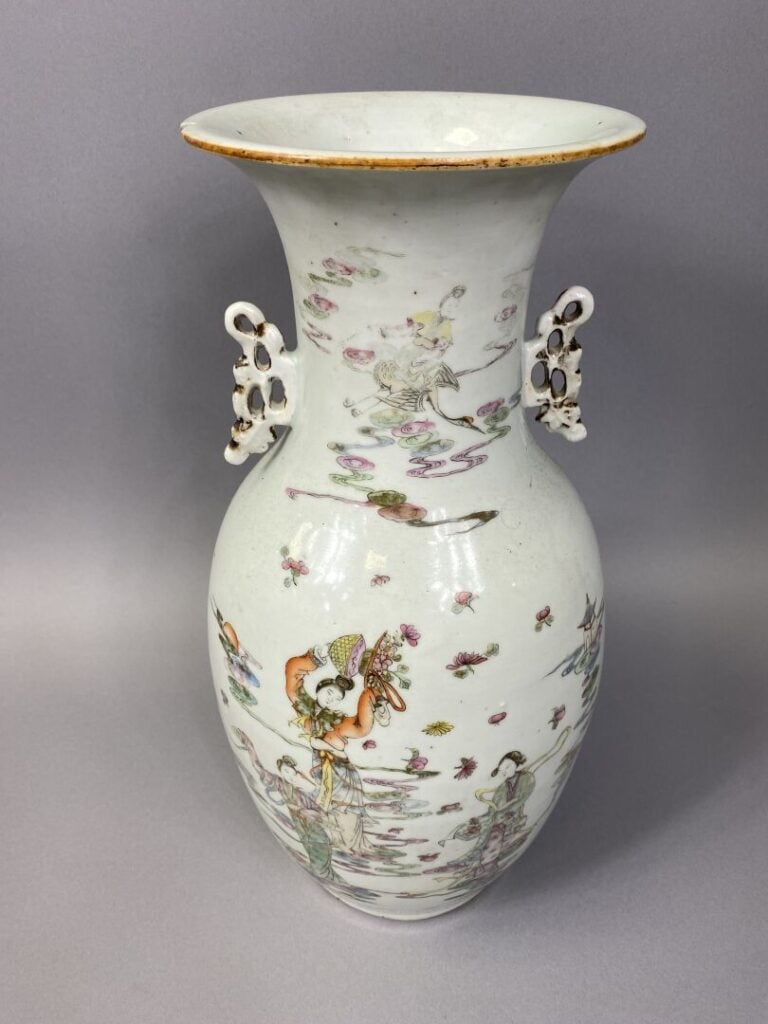 Chine - Vase balustre en porcelaine émaillée dans le goût de la "Famille Rose"…