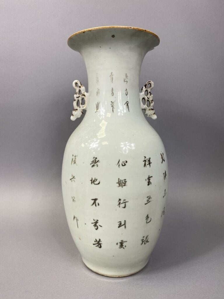 Chine - Vase balustre en porcelaine émaillée dans le goût de la "Famille Rose"…