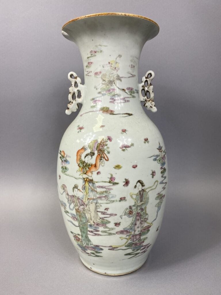 Chine - Vase balustre en porcelaine émaillée dans le goût de la "Famille Rose"…