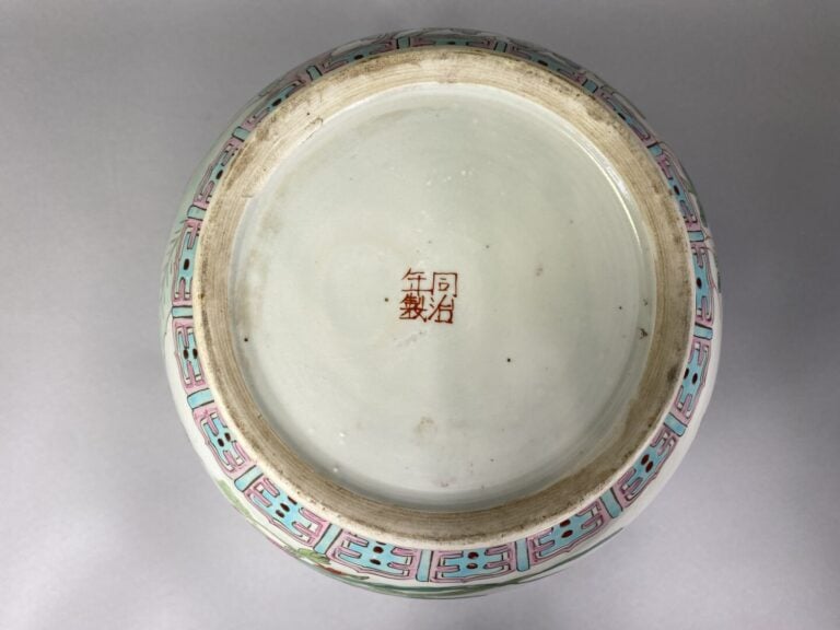 Chine - Vase de forme Hu en porcelaine émaillée dans le goût de la famille rose…