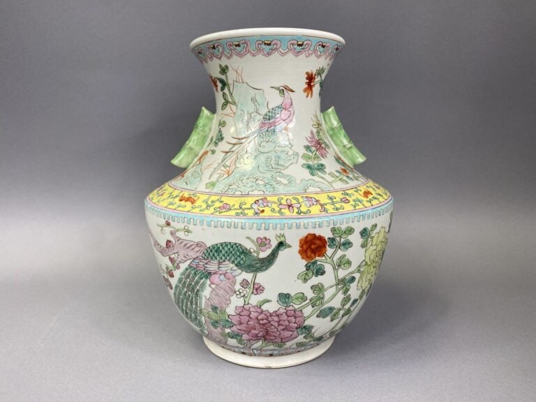 Chine - Vase de forme Hu en porcelaine émaillée dans le goût de la famille rose…