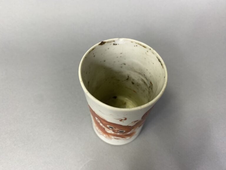 Chine - Vase miniature de forme rouleau en céramique émaillée à décor en rouge…