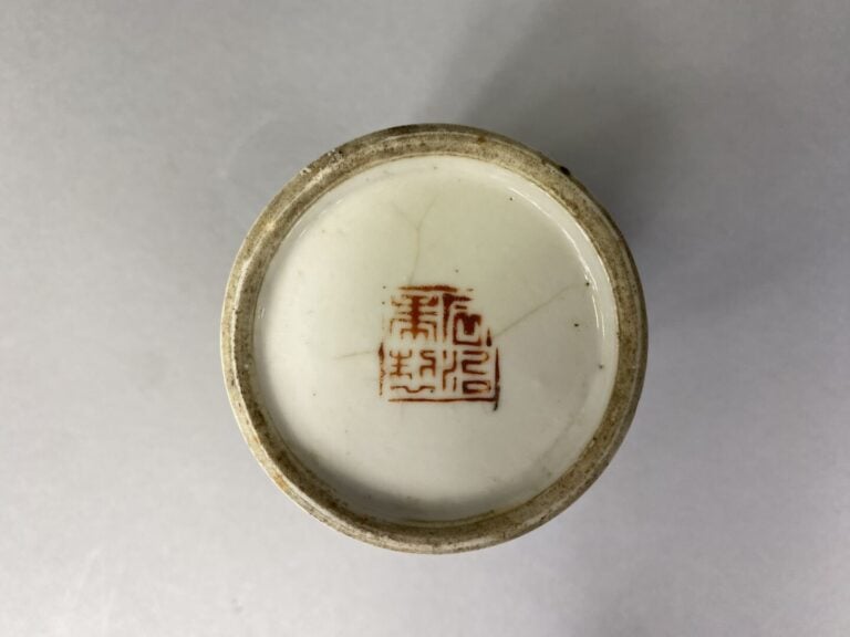Chine - Vase miniature de forme rouleau en céramique émaillée à décor en rouge…