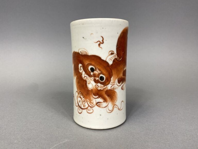 Chine - Vase miniature de forme rouleau en céramique émaillée à décor en rouge…
