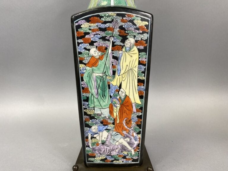 Chine - Vase quadrangulaire en porcelaine émaillée à décor de dignitaires au se…