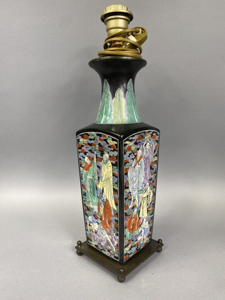 Chine - Vase quadrangulaire en porcelaine émaillée à décor de dignitaires au se…