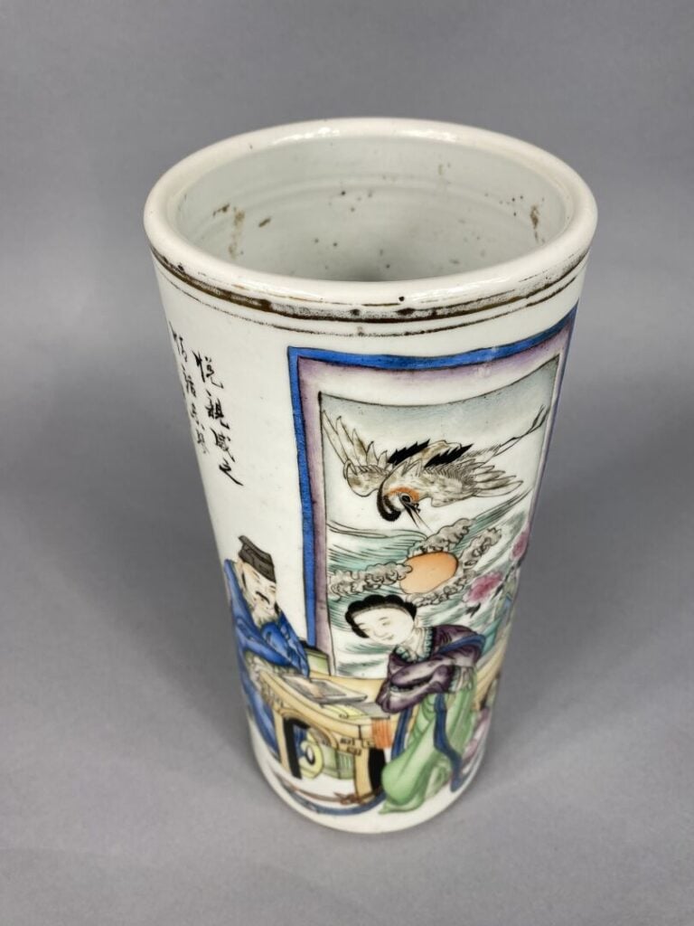 Chine - Vase rouleau en céramique à décor émaillé d'une scène animée et calligr…