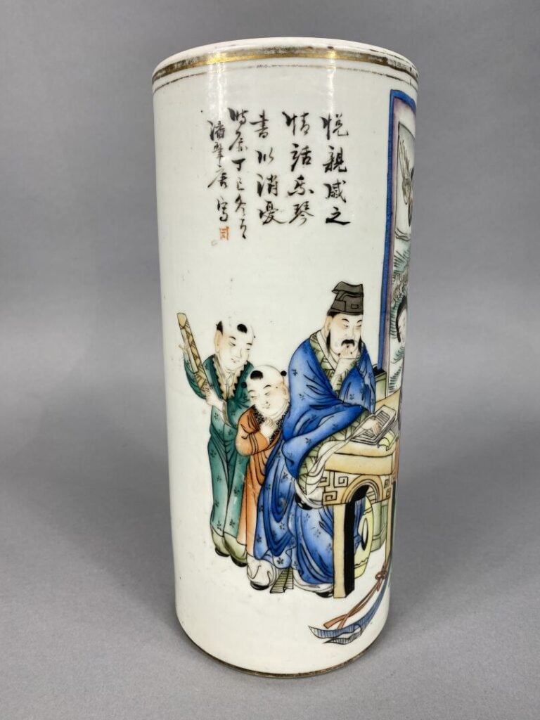 Chine - Vase rouleau en céramique à décor émaillé d'une scène animée et calligr…