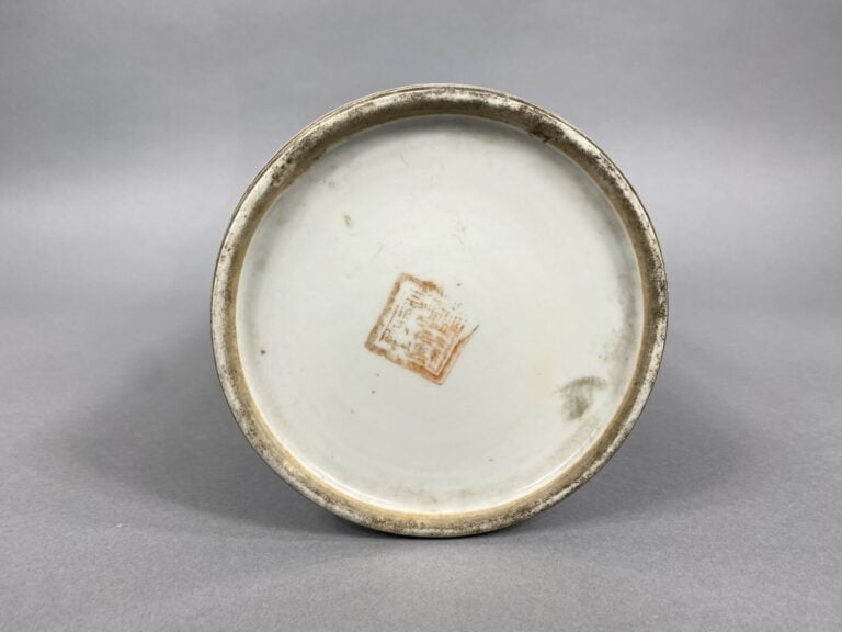 Chine - Vase rouleau en céramique à décor émaillé d'une scène animée et calligr…