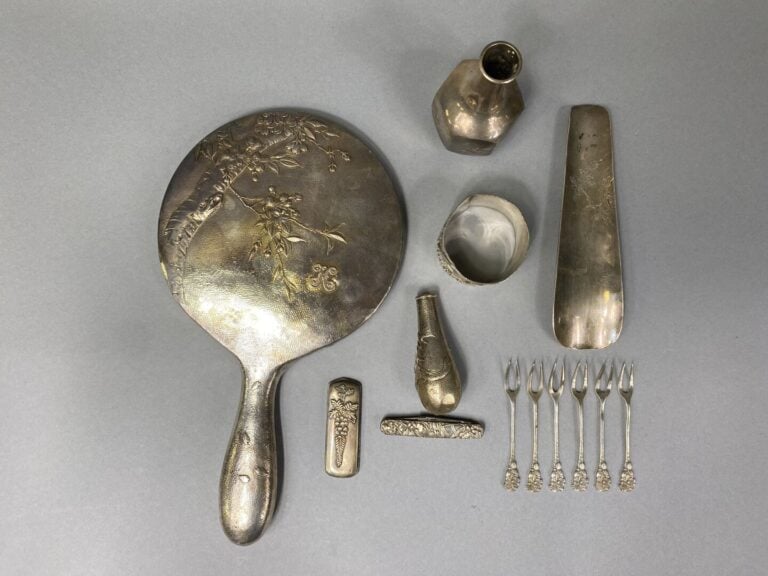 Chine/ Vietnam - Miroir de forme ronde en argent (800) à décor de cerisier en f…