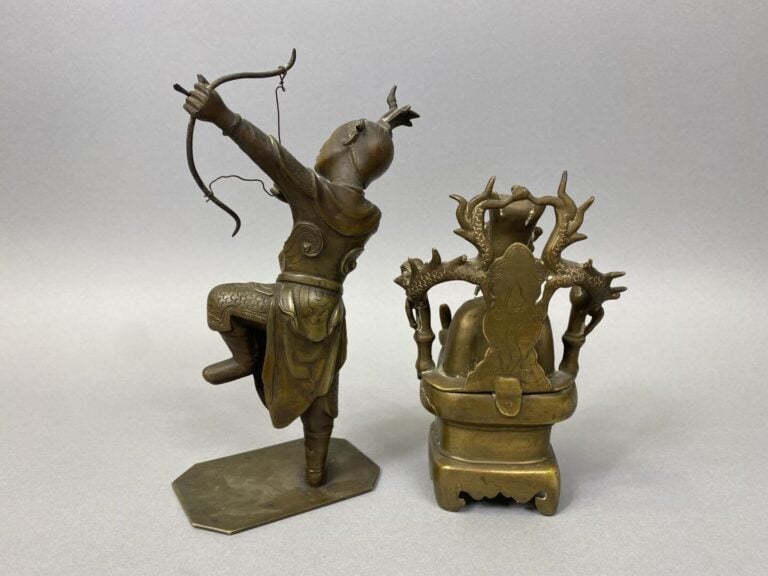 Chine / Vietnam - Sujet en bronze représentant un dignitaire assis sur un trône…