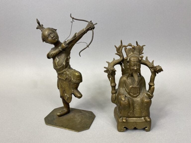 Chine / Vietnam - Sujet en bronze représentant un dignitaire assis sur un trône…