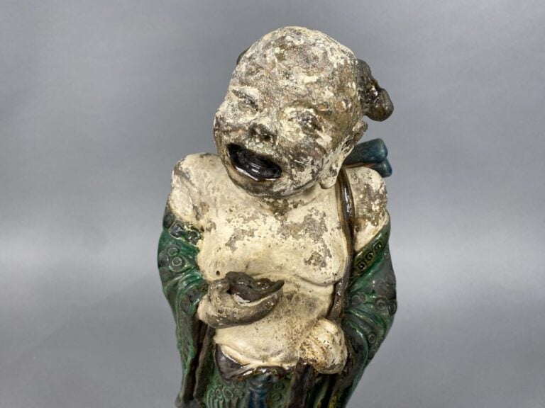 Chine, XIXe siècle - Statuette en grès à couverte aubergine, verte et turquoise…