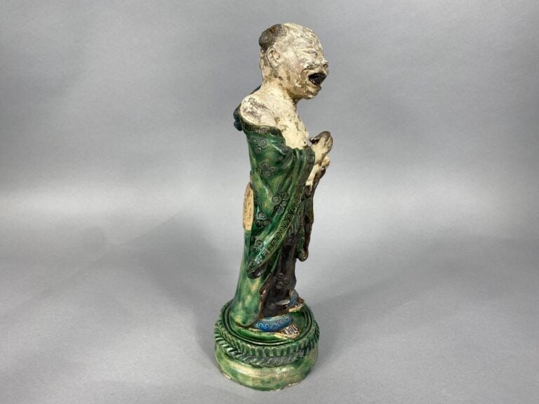 Chine, XIXe siècle - Statuette en grès à couverte aubergine, verte et turquoise…