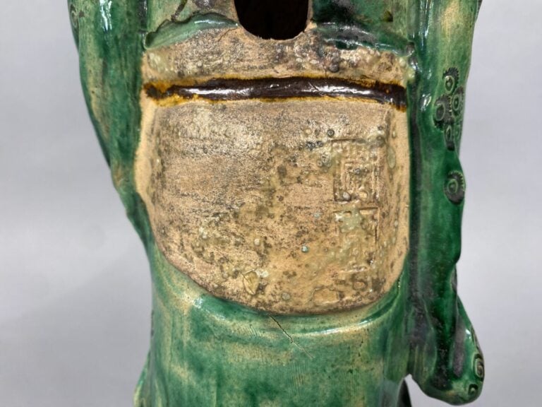 Chine, XIXe siècle - Statuette en grès à couverte aubergine, verte et turquoise…