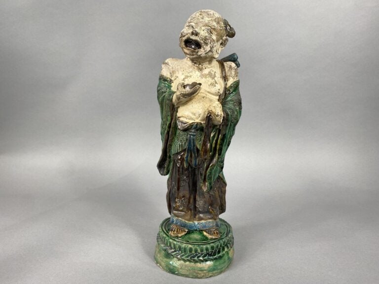 Chine, XIXe siècle - Statuette en grès à couverte aubergine, verte et turquoise…