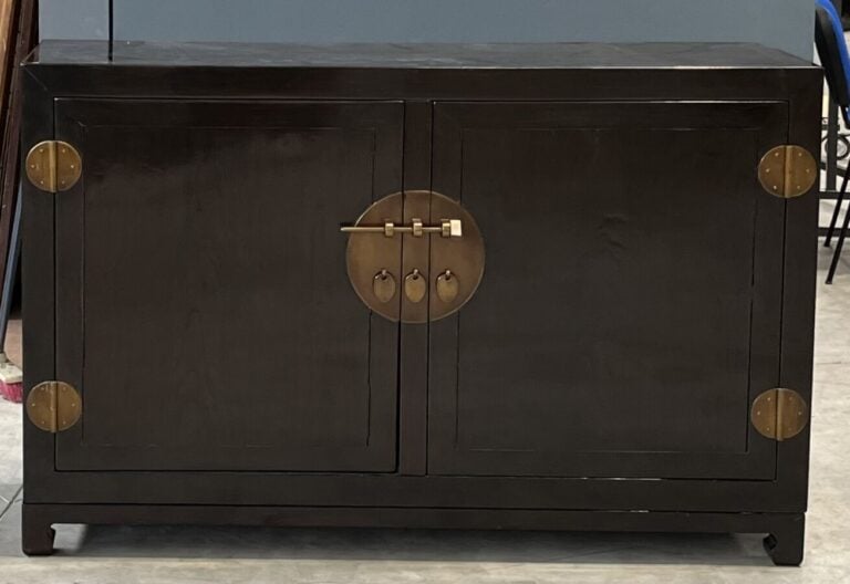 Chine XXe - Meuble de rangement en bois laqué ouvrant deux portes en façade. -…