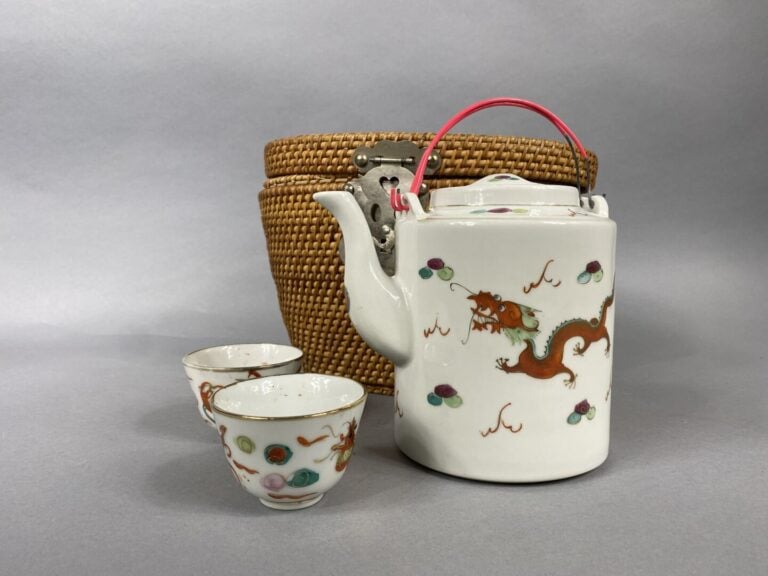 Chine, XXe - Théière en céramique émaillée à décor de phénix et dragon, et ses…