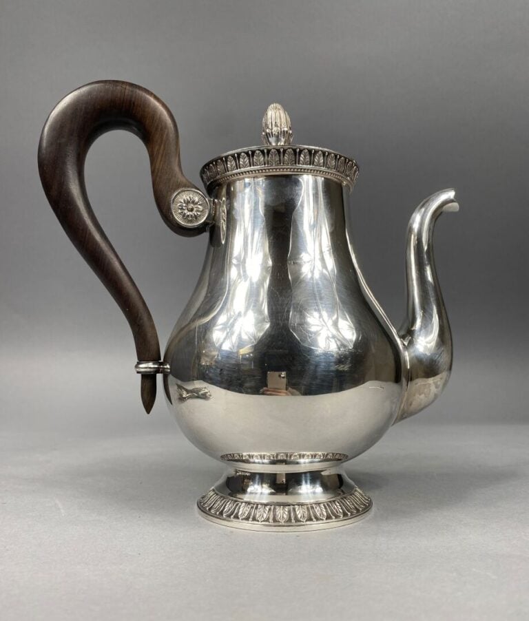 CHRISTOFLE - Cafetière en métal argenté à décor de frises de feuilles d'eau, an…
