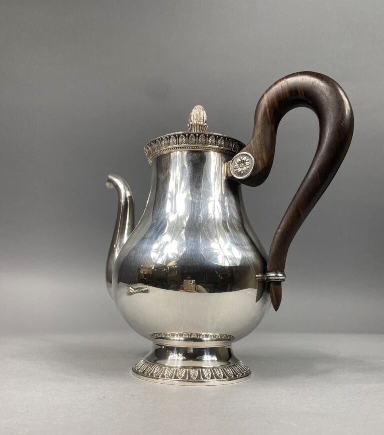 CHRISTOFLE - Cafetière en métal argenté à décor de frises de feuilles d'eau, an…
