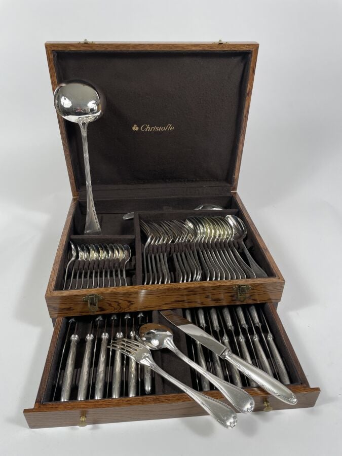 CHRISTOFLE. - Ménagère en métal argenté dans son coffret en bois comprenant : 1…