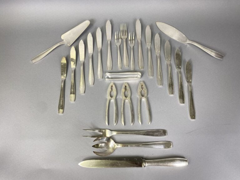 CHRISTOFLE - Partie de ménagère en métal argenté modèle filet comprenant enviro…