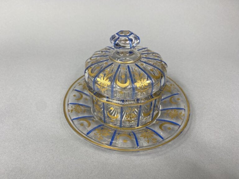Clichy - Bonbonnière et son présentoir en cristal moulé et taillé à côtes plate…