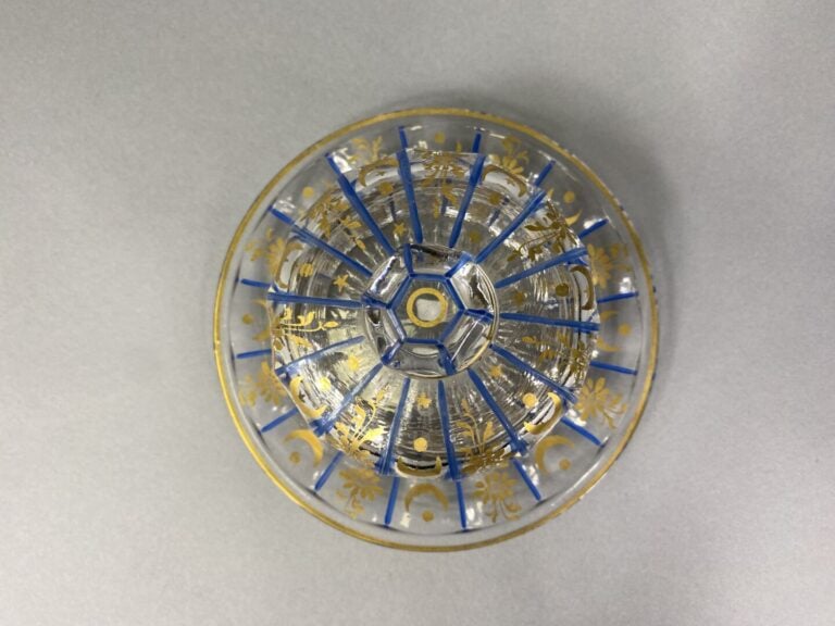 Clichy - Bonbonnière et son présentoir en cristal moulé et taillé à côtes plate…