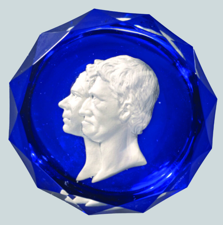 CLICHY - Presse-papiers magnum à fond bleu cobalt translucide orné d'un cristal…