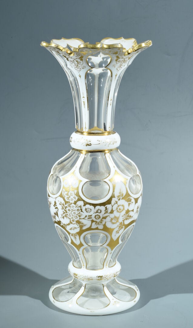 CLICHY - Vase balustre à bord dentelé en cristal overlay doublé d'émail blanc t…