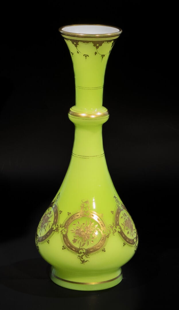 CLICHY - Vase balustre à cordon de col en opaline vert-jaune doublée sur émail…