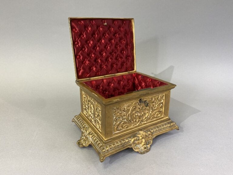 Coffret à bijoux en bronze à décor de cartouche, enroulements feuillagés et mas…