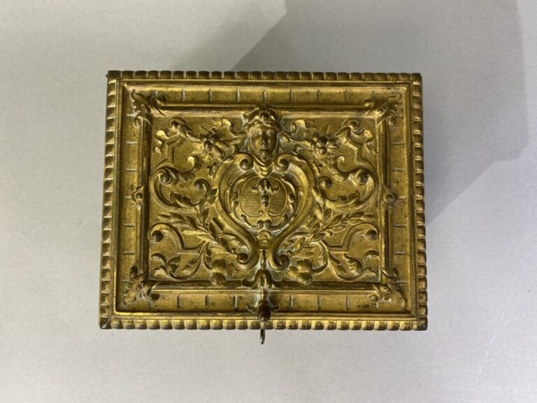 Coffret à bijoux en bronze à décor de cartouche, enroulements feuillagés et mas…