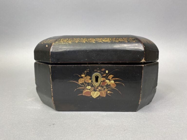 Coffret à thé en bois laqué noir à décor de vases fleuris et frises feuillagées…