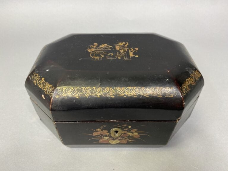Coffret à thé en bois laqué noir à décor de vases fleuris et frises feuillagées…