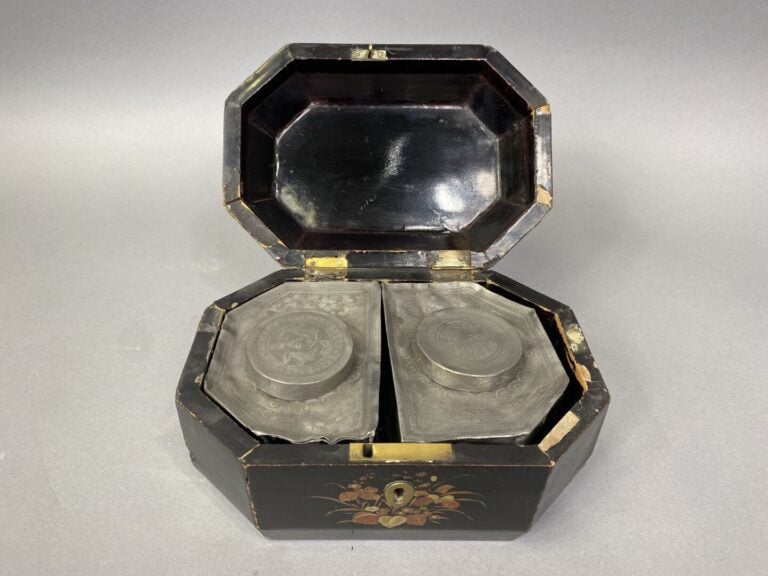 Coffret à thé en bois laqué noir à décor de vases fleuris et frises feuillagées…