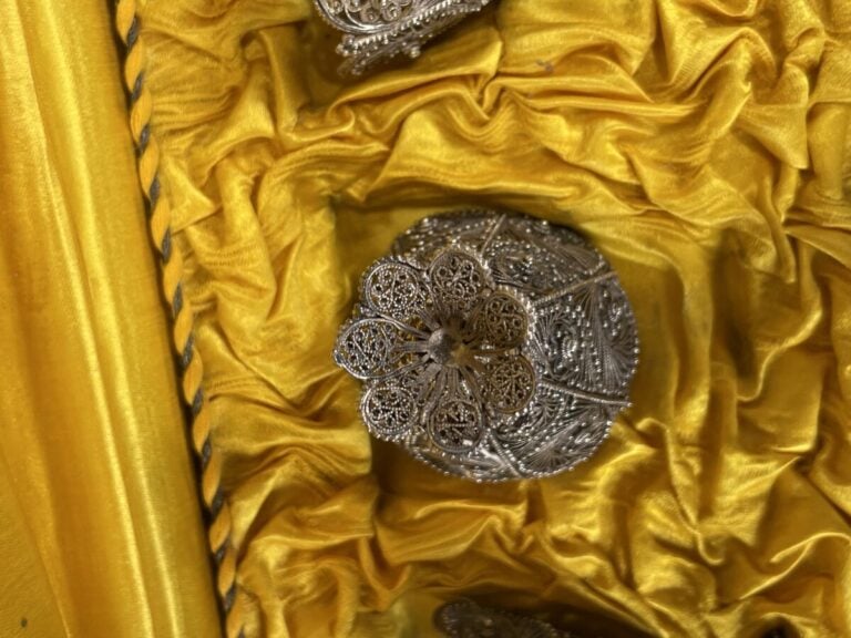 Coffret contenant 6 zarfs filigranés et perlés. Empire ottoman, XXème