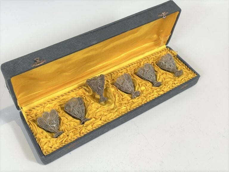 Coffret contenant 6 zarfs filigranés et perlés. Empire ottoman, XXème