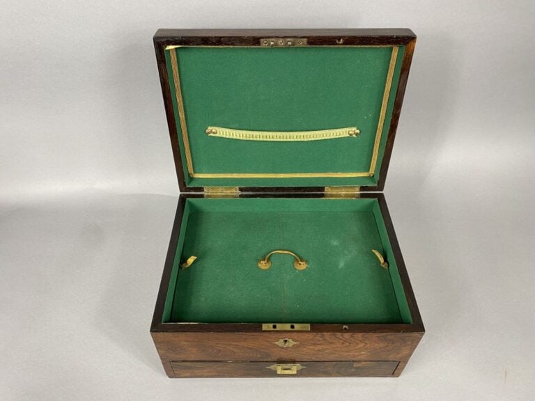 Coffret de voyage en bois de placage à décor de cartouche en laiton doré, le co…