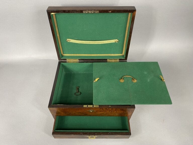 Coffret de voyage en bois de placage à décor de cartouche en laiton doré, le co…
