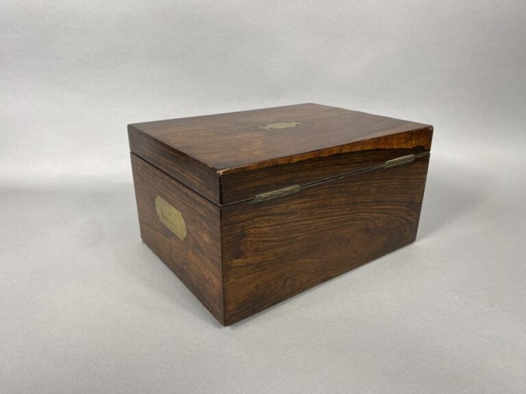 Coffret de voyage en bois de placage à décor de cartouche en laiton doré, le co…