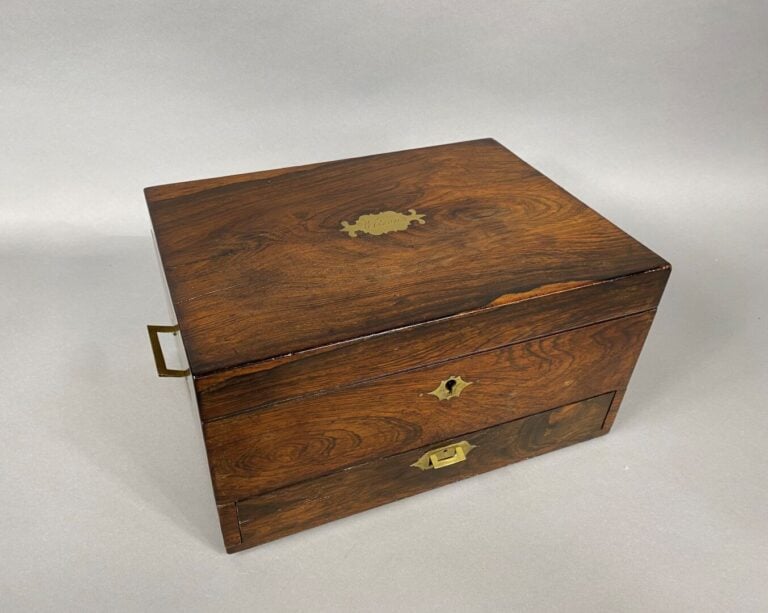 Coffret de voyage en bois de placage à décor de cartouche en laiton doré, le co…