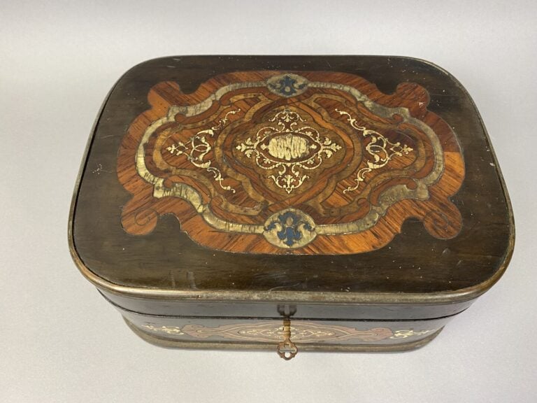 Coffret en bois de placage à décor marqueté de filets et incrustations - Epoque…